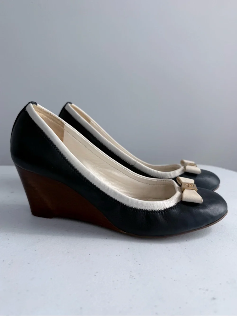 Tory Burch Shoes Sally Two Tone Leather Wedge Pumps Navy Ivory 6.5 / 36.5 Preppy - Picture 9 of 16